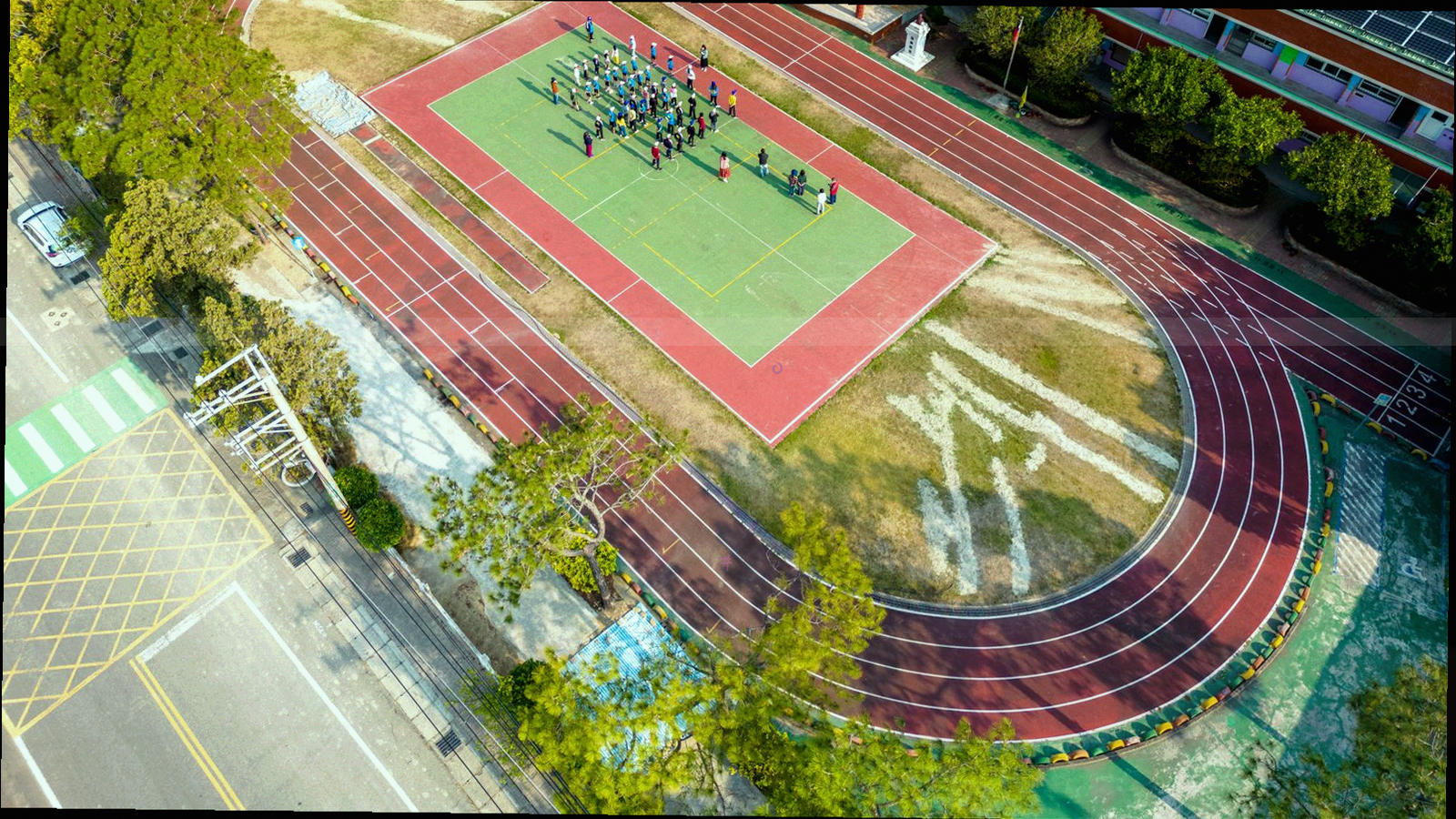 从赛场边线望向看台与灯光的广角画面，前景保留战术板轮廓